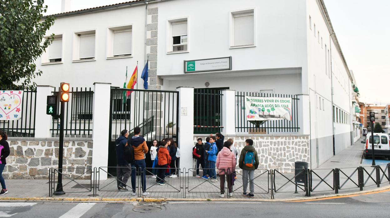 Alumnos a las puertas del colegio Manuel Cano Damián, en Pozoblanco