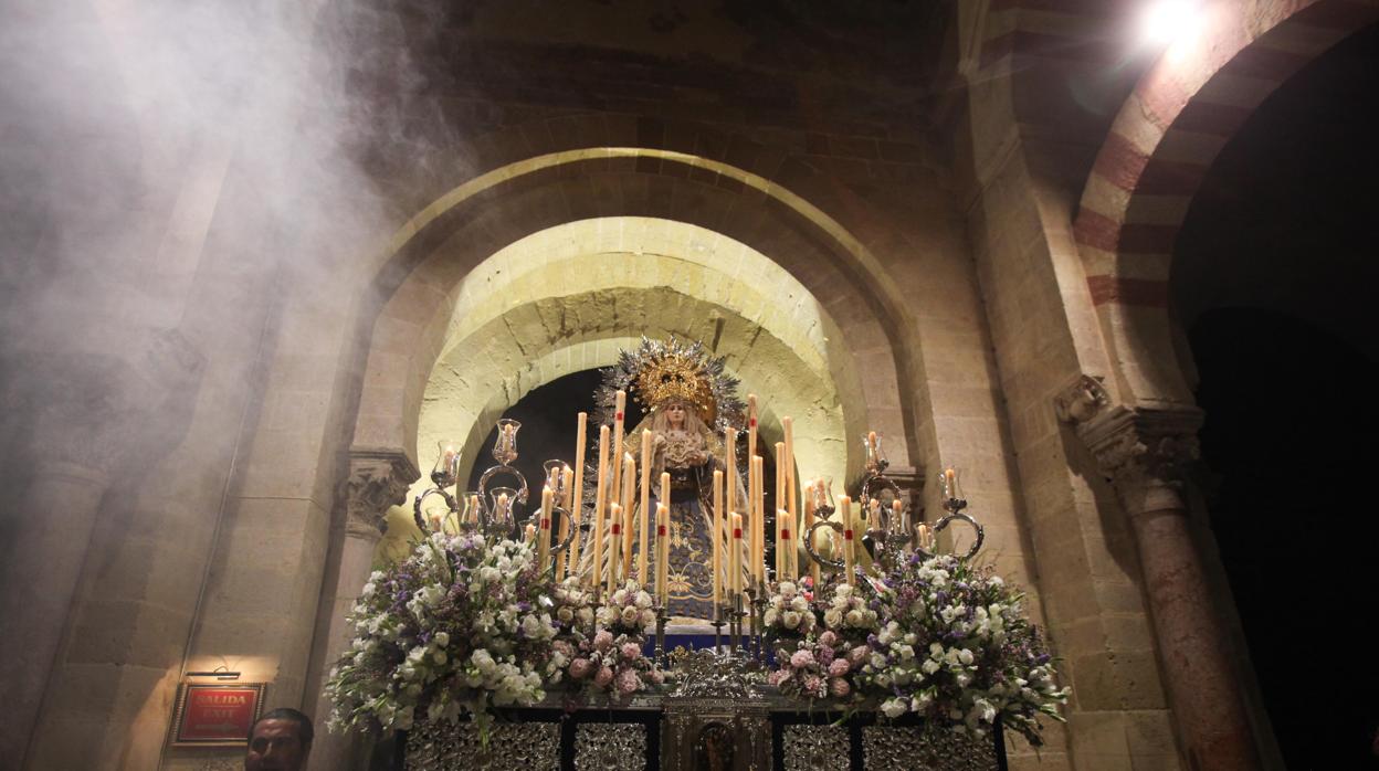 La Virgen del Rayo, al entrar en la Catedral de Córdoba