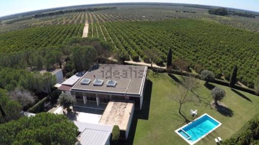 Imagen desde arriba de la vivienda y las hectáreas de terreno