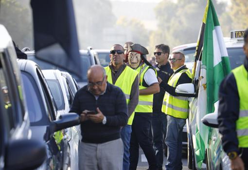 Unos 200 taxis de Córdoba protagonizan una marcha por las calles de la ciudad contra las VTC