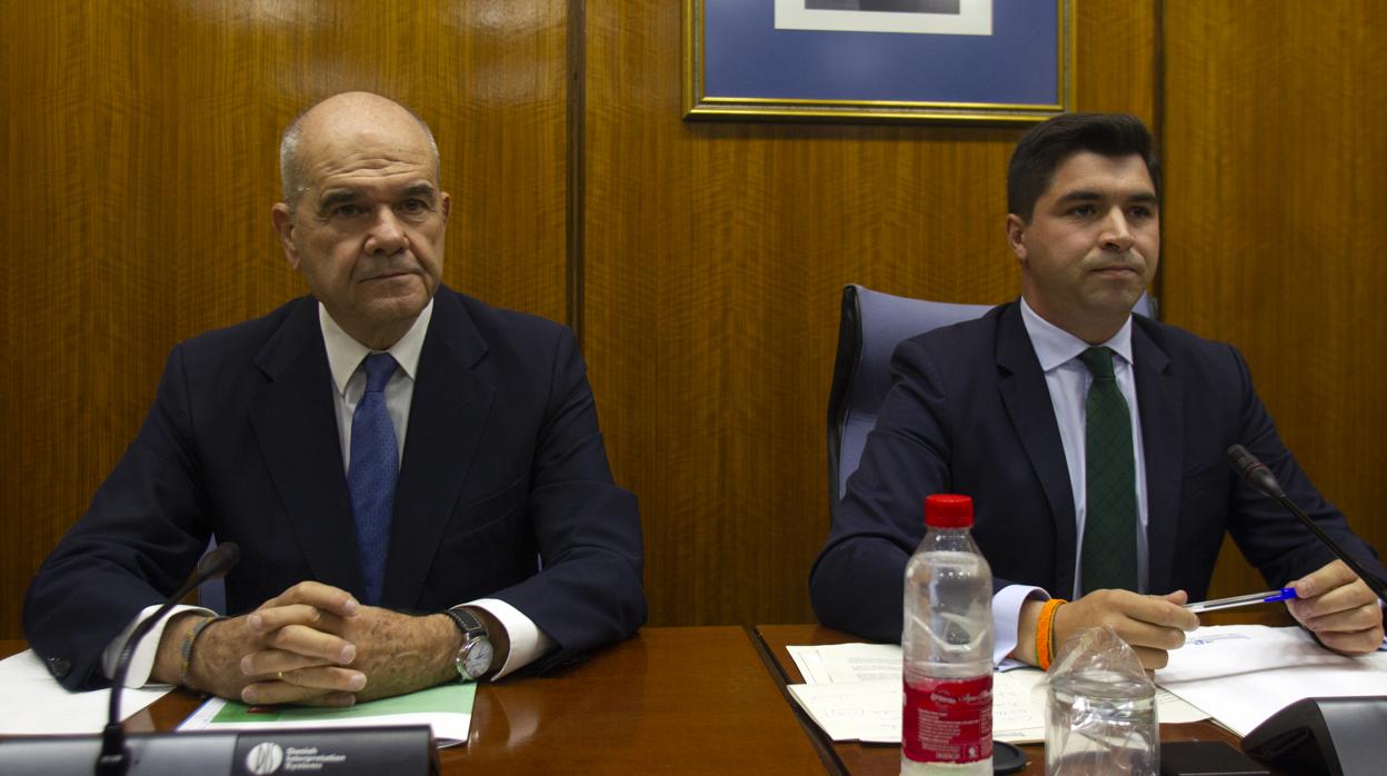 Manuel Chaves (i), junto a Enrique Moreno, presidente de la comisión de investigación de la Faffe