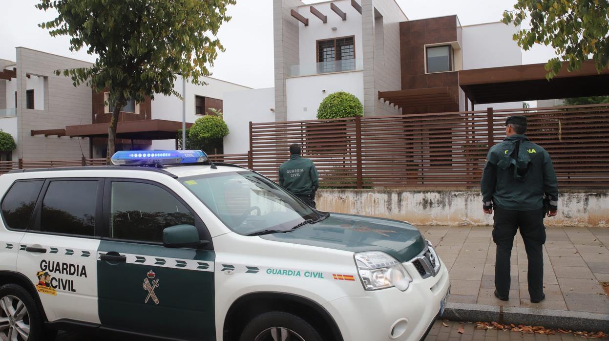 Agentes ante la casa de Jesús León este jueves