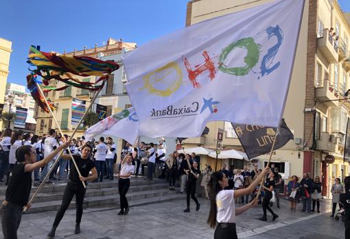 Las banderas ondearon delante del Teatro Cervantes