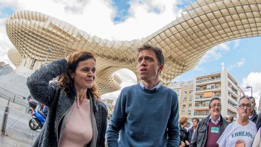 Errejón en La Encarnación junto a la candidata de Más País en Sevilla, Esperanza Gómez