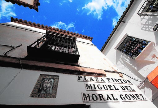 Rótulo y fachada de la casa de Miguel del Moral