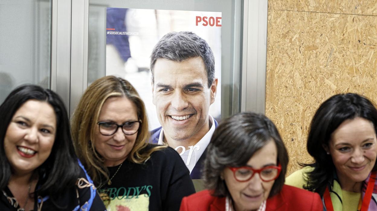 Dirigentes socialistas durante la noche electoral en la sede del PSOE en Córdoba