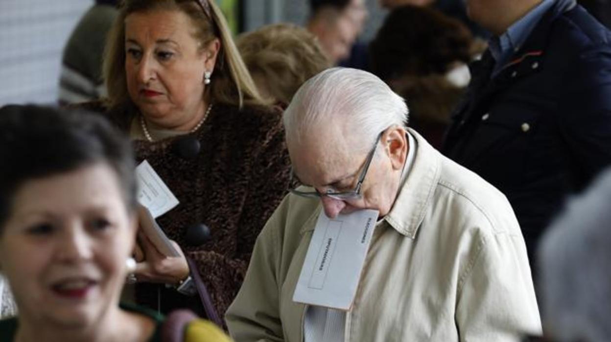 Cordobeses en un colegio electoral de la capital