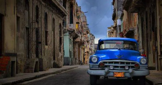 Un coche en la Habana vieja