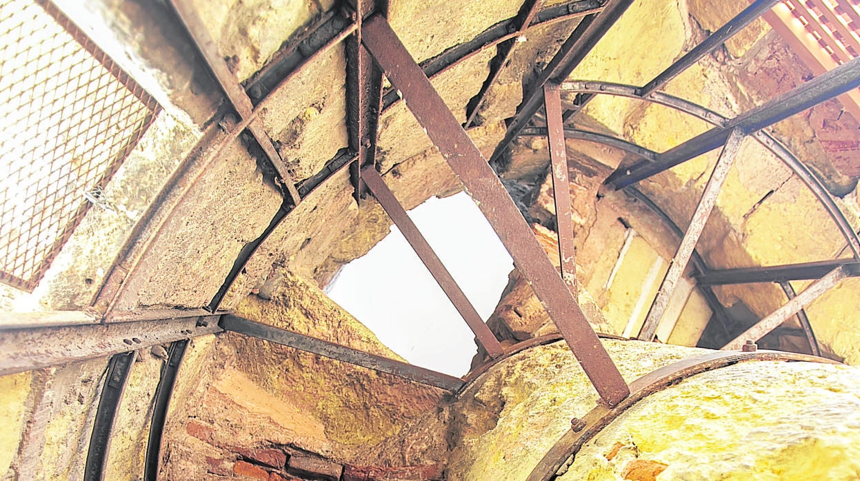 Interior del alminar con escalera de caracol