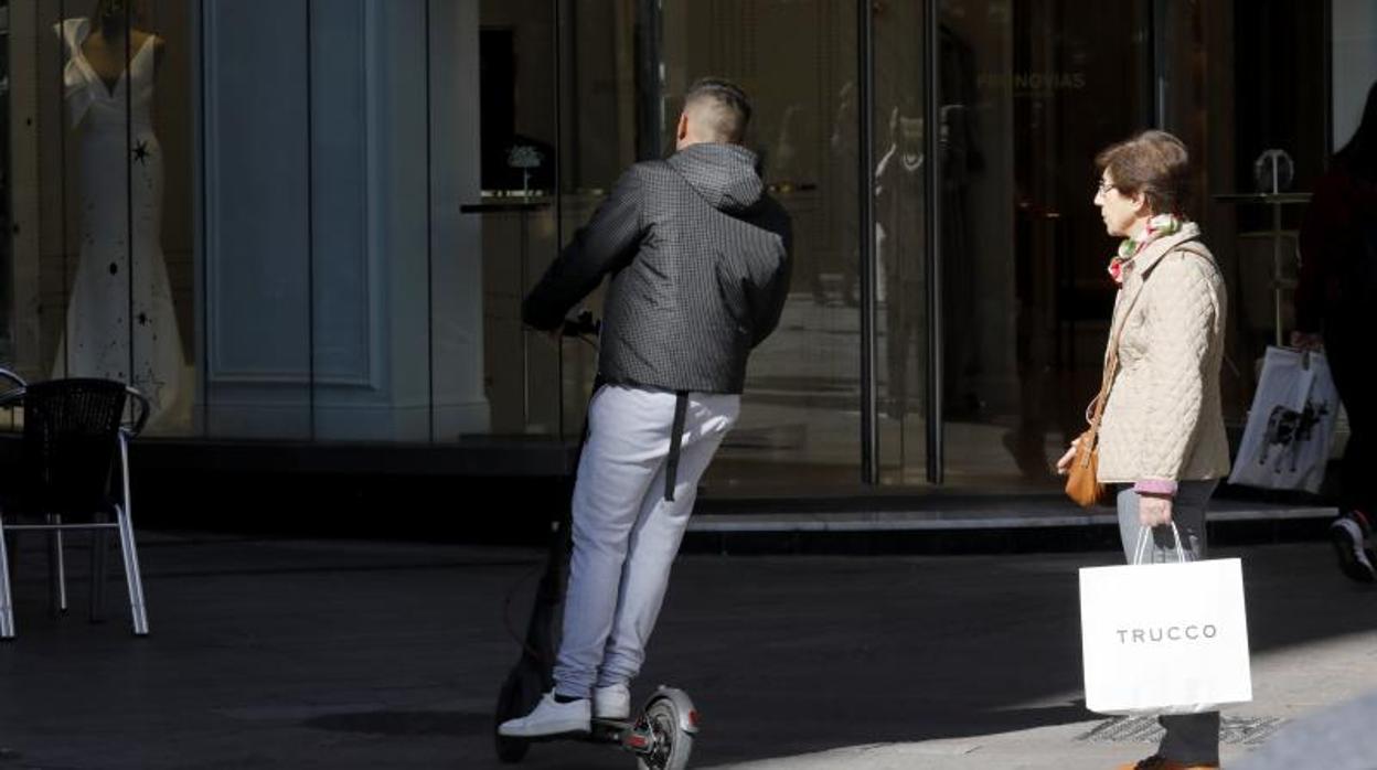 Un patinete en el Centro de Córdoba