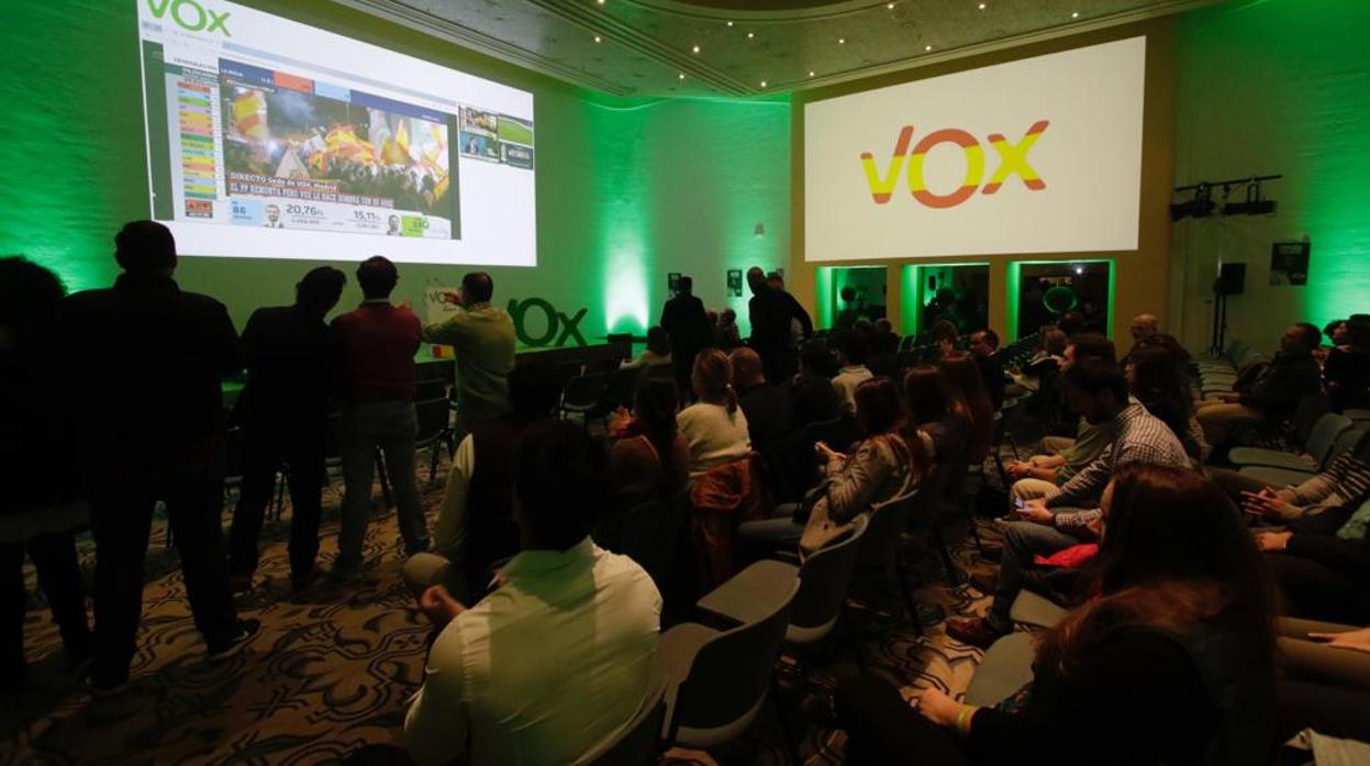 Ambiente en el Hotel Ayre, donde Vox sigue el resultados de estas elecciones