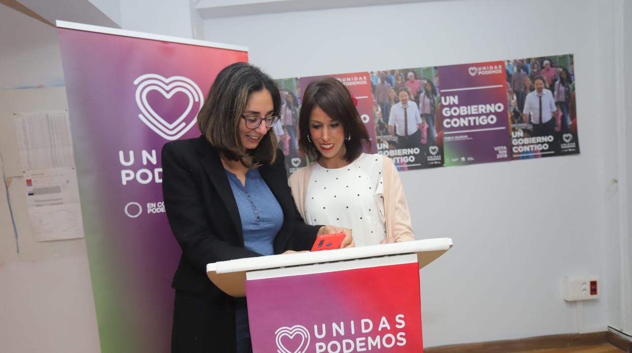 La diputada por Córdoba de Unidad Podemos, Martina Velarde (derecha), tras conocer los resultados