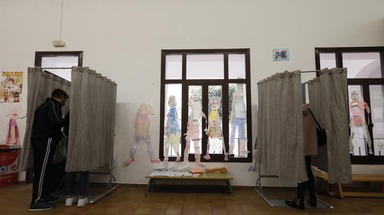 Varios votantes en su colegio electoral