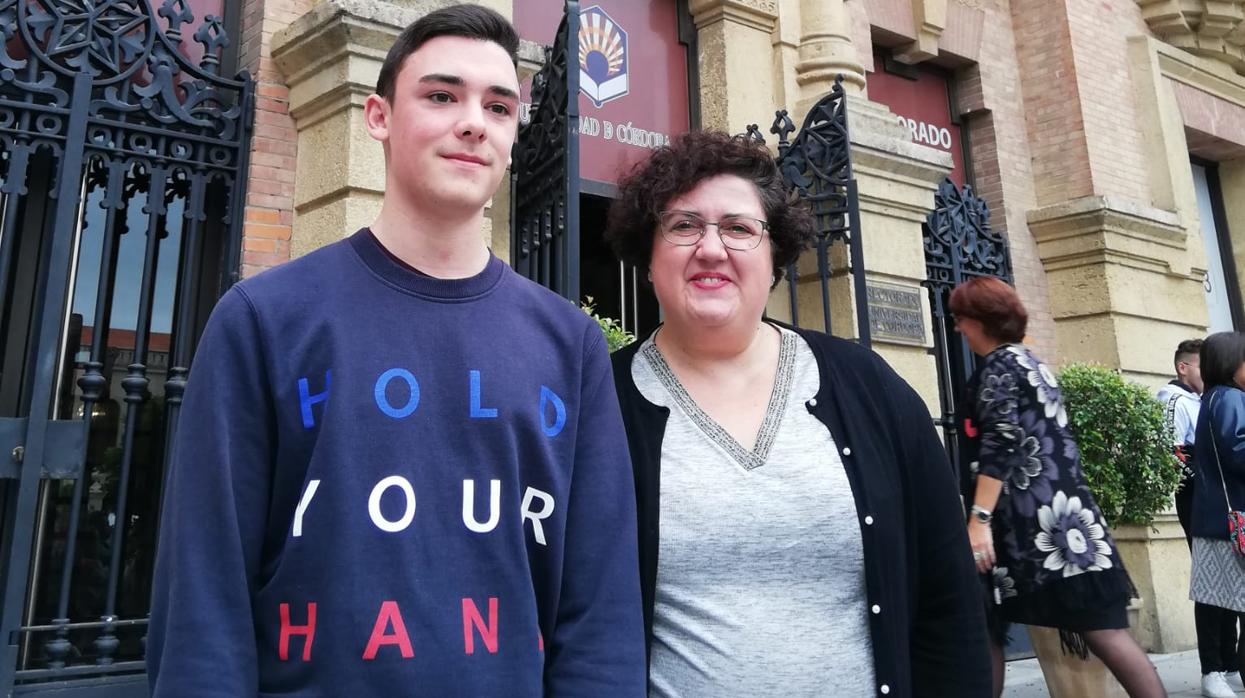 Ignacio Gil junto a la decana de Química, Mª Paz Aguilar Caballos, ayer en el Rectorado