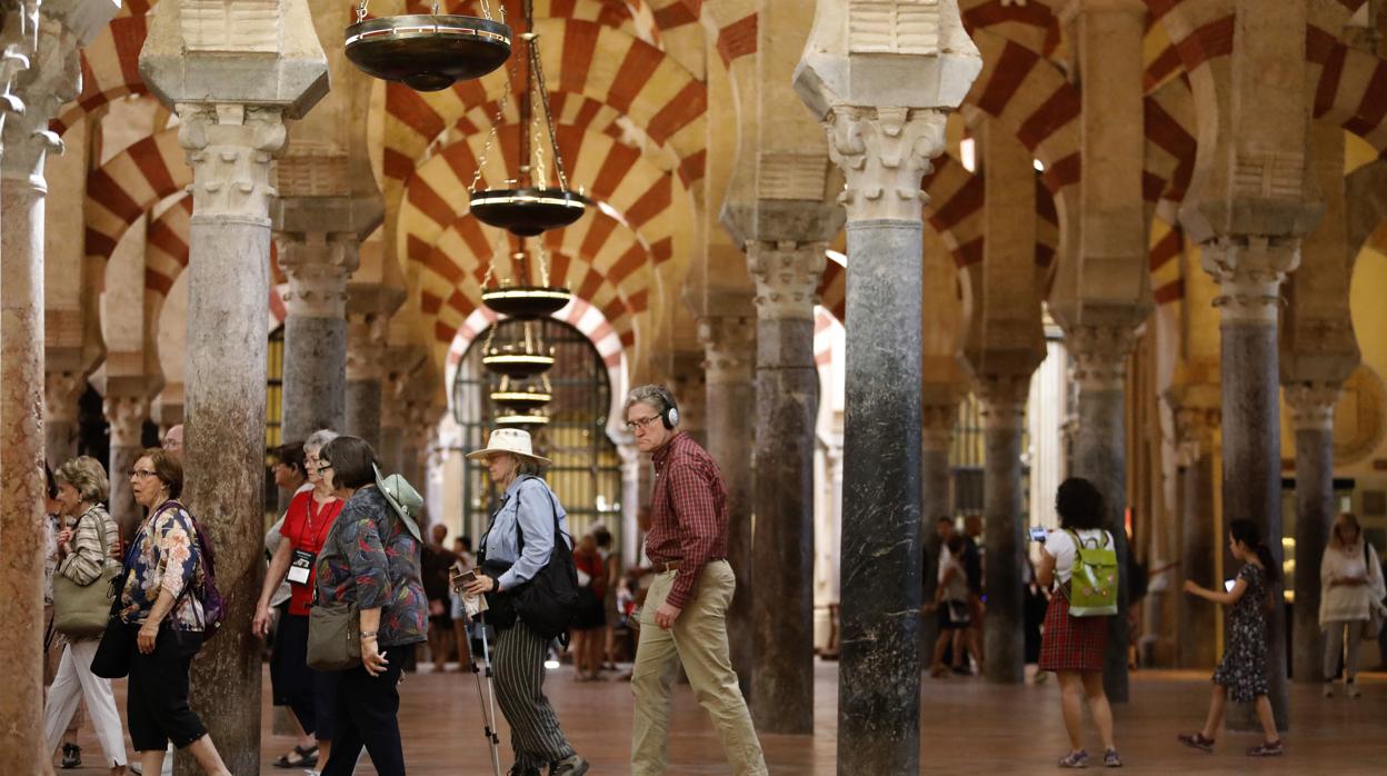 Turistas en el interior de la Mezquita-Catedral