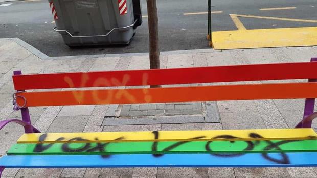 El Ayuntamiento de Linares condena pintadas que aluden a Vox en bancos del colectivo LGTBI