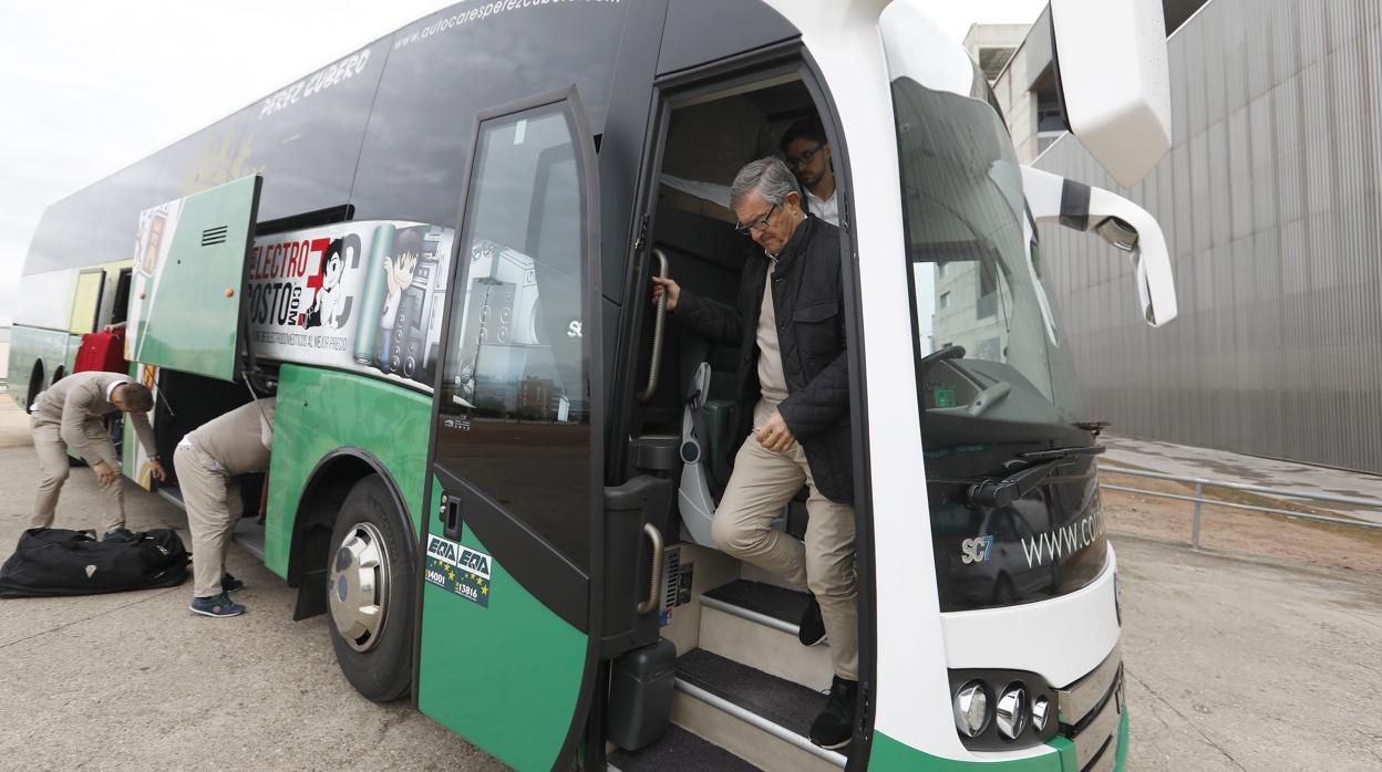 El exconsejero Manolo Garrido se baja del autocar del Córdoba CF