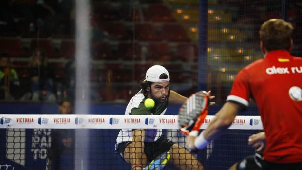 Garrido avanza a la ronda de octavos del Open de Córdoba del World Pádel Tour