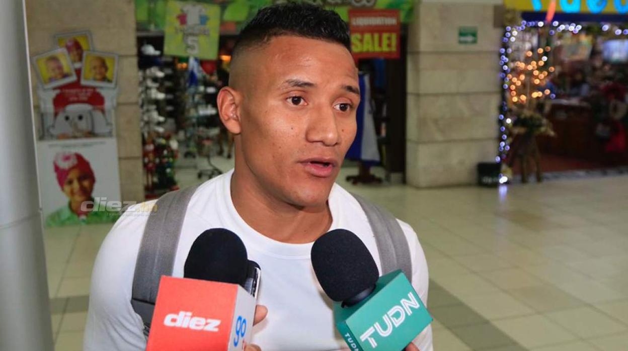 Luis Garrido, en el aeropuerto antes de viajar a España