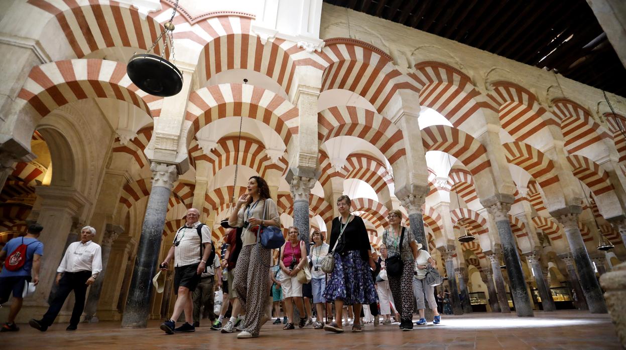 Un grupo de turitas en la Mezquita-Catedral de Córdoba