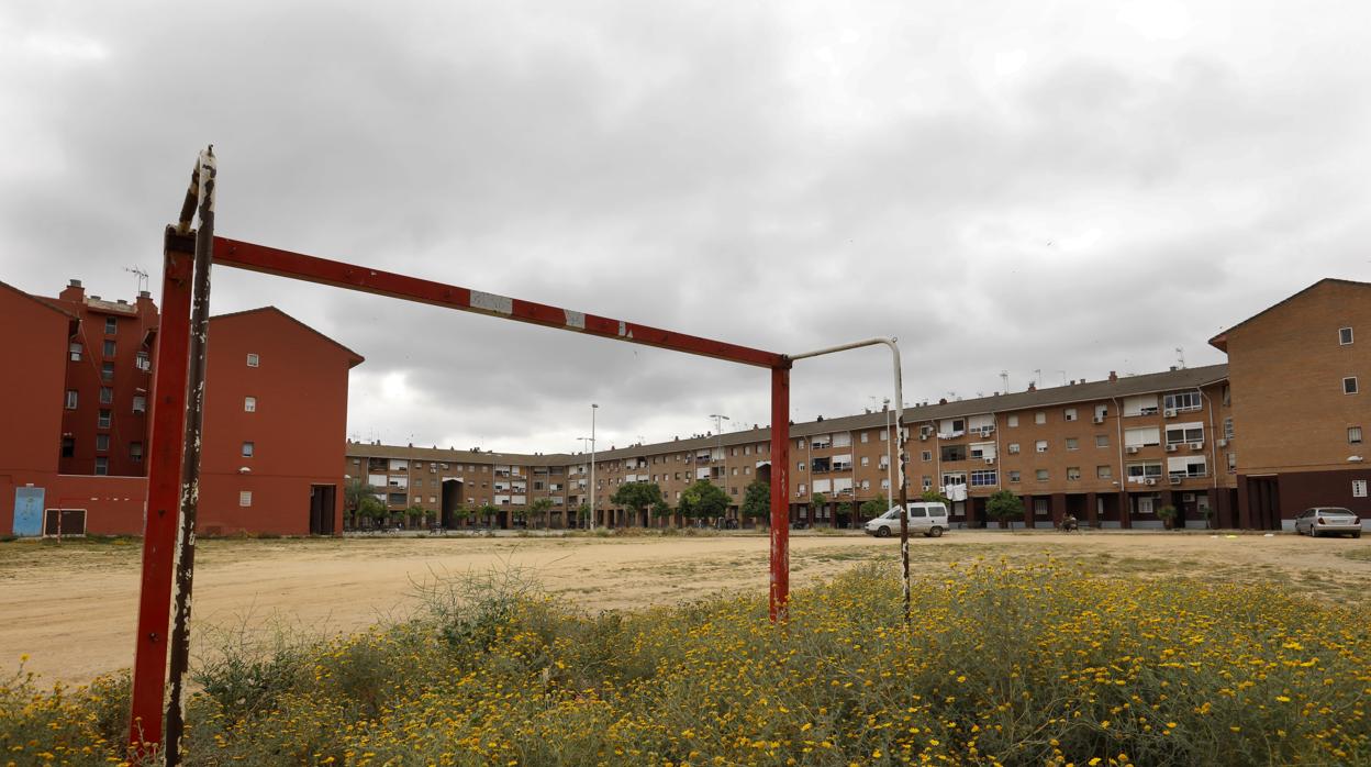 Portería en un espacio deportivo del barrio de Las Palmeras de Córdoba