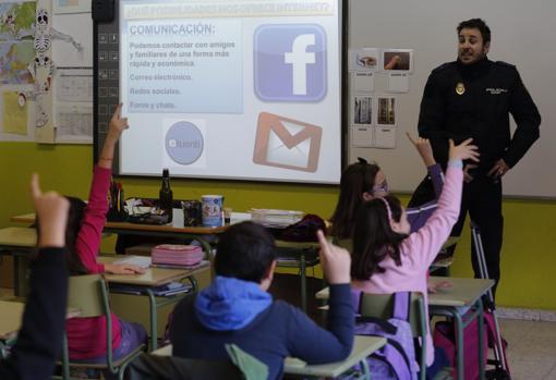 Una sesión sobre concienciación de la Policía en centros educativos