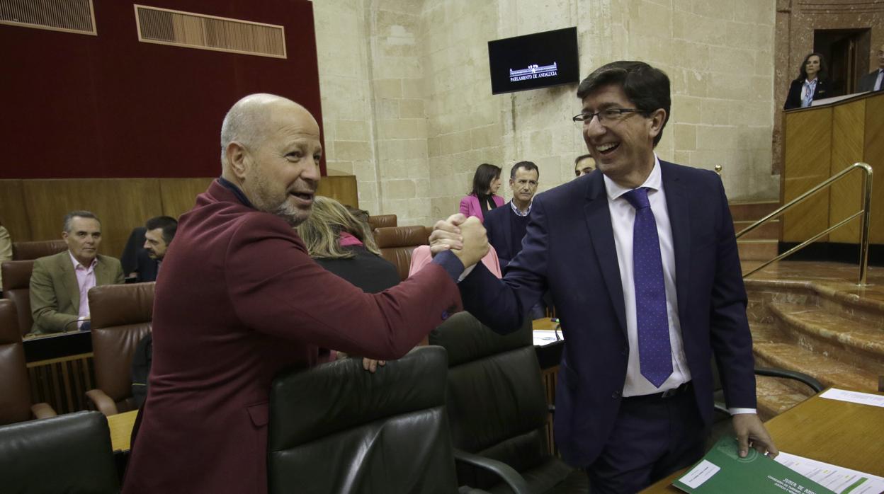 El consejero de Educación, Javier Imbroda, con Juan Marín, el miércoles en el Parlamento