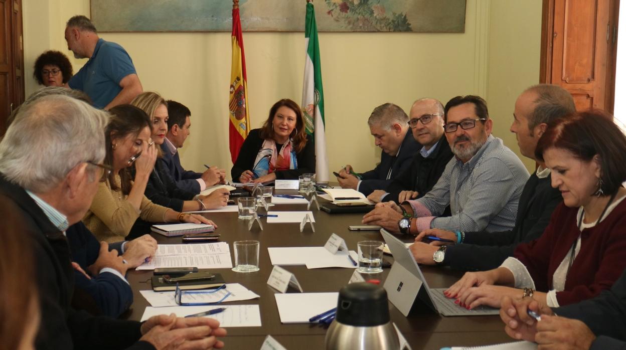 Crespo durante la reunión con representantes del sector agrícola almeriense.