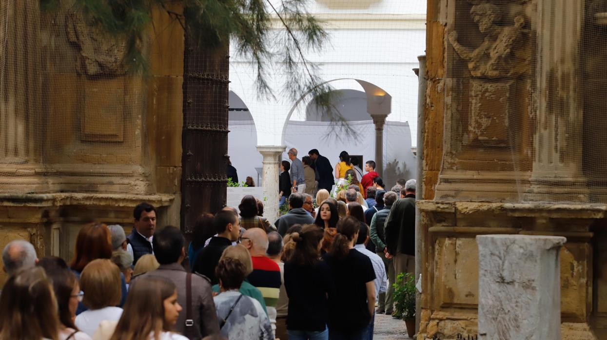 Visitantes en los patios del Palacio de los Páez de Castillejo durante el Festival Flora