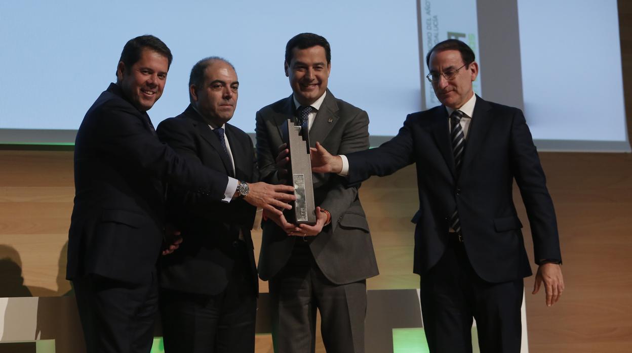 Juan Manuel Moreno, hoy recogiendo el premio de ATA concedido a la Junta de Andalucía