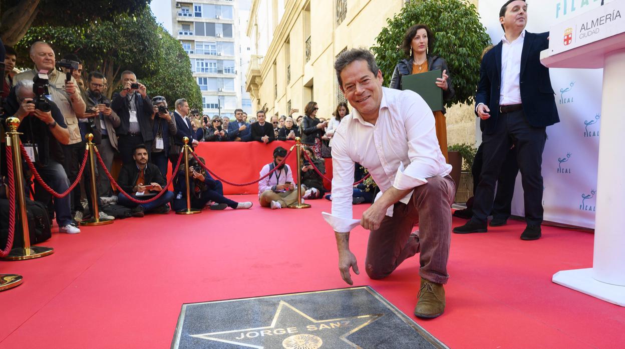 El actor Jorge Sanz descubre su estrella en el Paseo de la Fama de Almería.