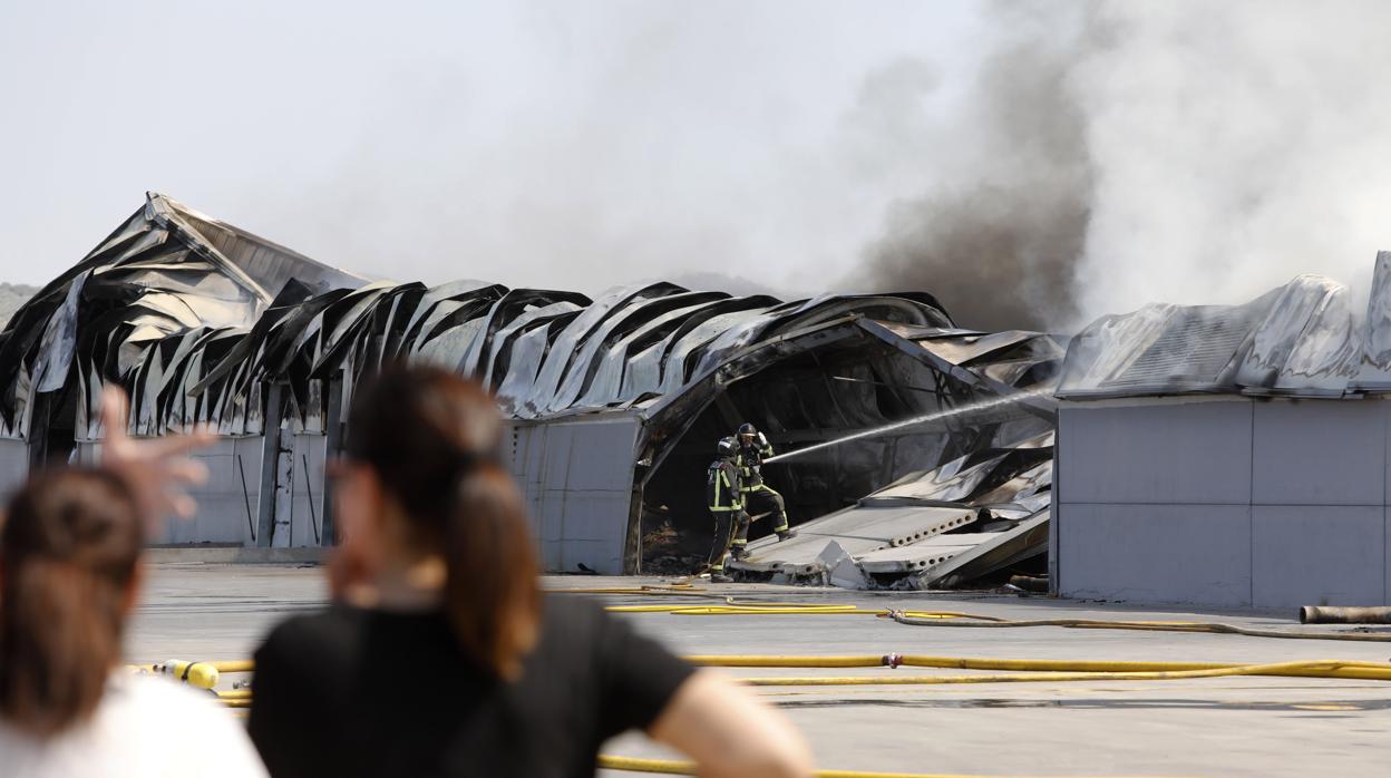 Incendio de una nave en el polígono El Pelícano de Villa del Río