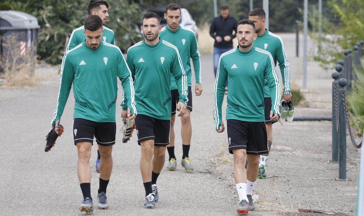 Zelu, Sebas y Fernández, jugadores del Córdoba antes de un entrenamiento