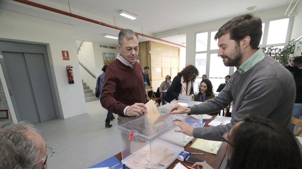 El alcalde de Tomares y senador electo del PP, José Luis Sanz, vota en las elecciones generales del 28 de abril