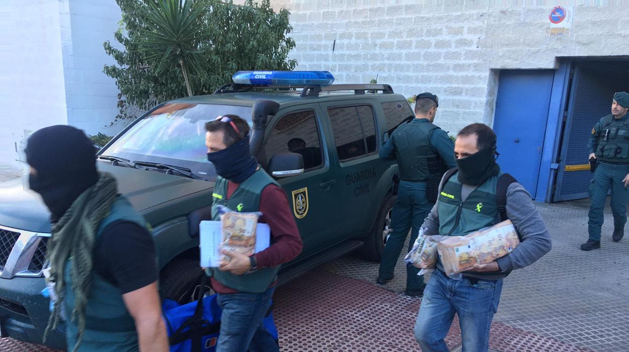 La Guardia Civil ha sacado grandes cantidades de dinero en uno de los registros