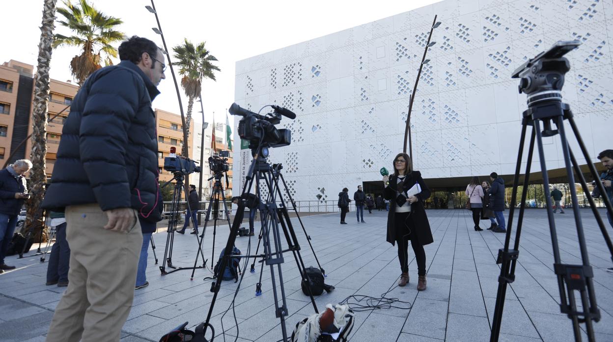 Cámaras ante de la Ciudad de la Justicia de Córdoba para el juicio de La Manada