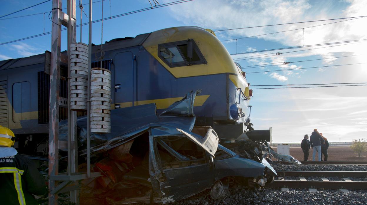 El coche arrollado por el tren en Herrera de la Mancha