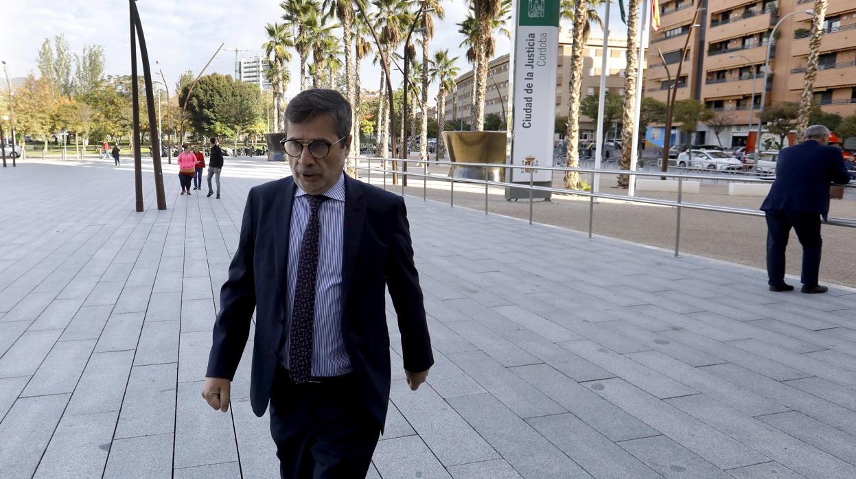 El expresidente del Córdoba CF, Carlos González, antes de la declaración en un proceso contra León