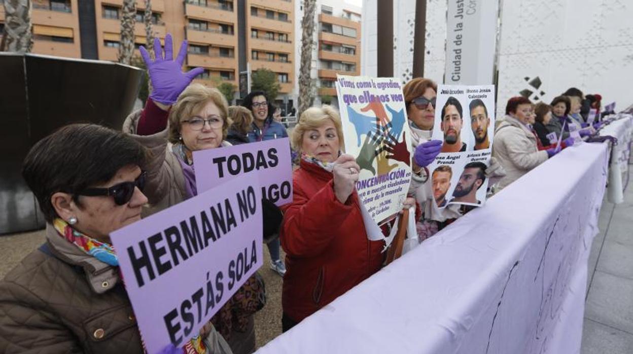 Protesta del martes en la Ciudad de la Justicia ante el inicio del proceso contra la manada de Pozoblanco