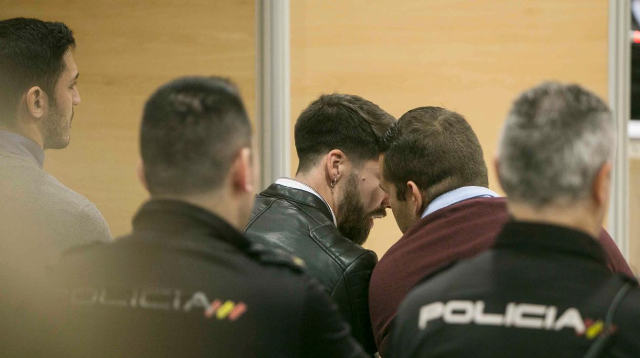 Dos de los acusados de La Manada conversan durante el juicio en Córdoba