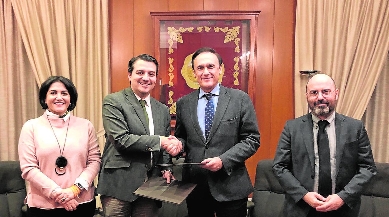 Acto de firma del convenio entre la Universidad y él Ayuntamiento de Córdoba