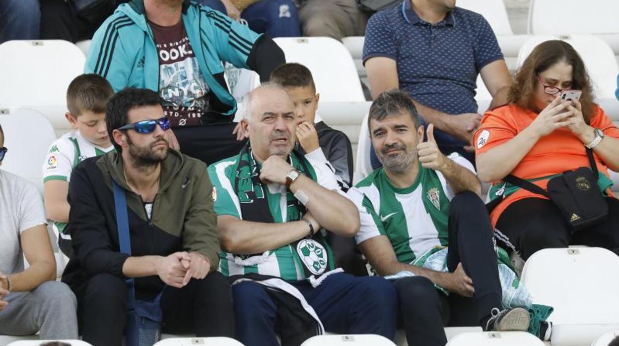 Aficionados del Córdoba en la grada durante el Córdoba-Villarrobledo