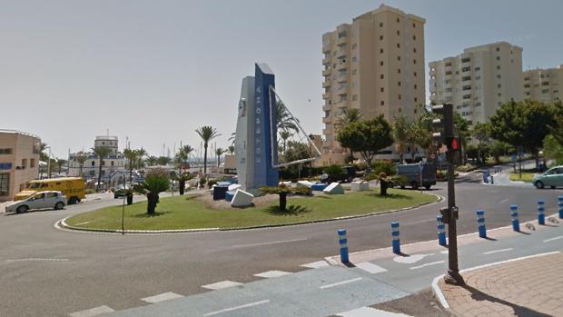 Mata a un joven de una puñalada en el cuello durante una pelea en el puerto de Estepona