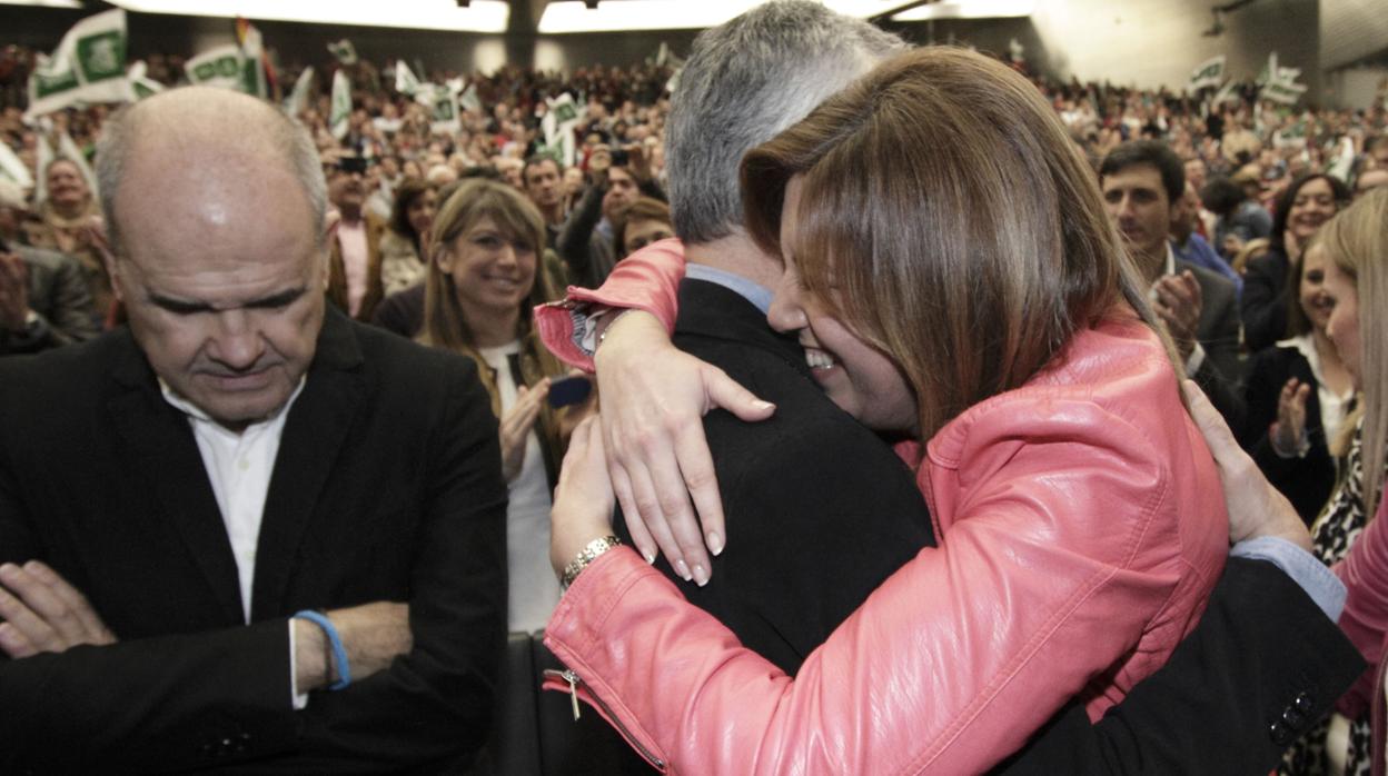 Susana Díaz abraza a José Antonio Griñán con Manuel Chaves a la izquierda de la imagen