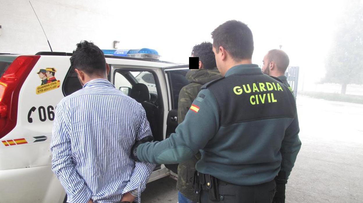 Agentes de la Guardia Civil vigilan a los jóvenes detenidos