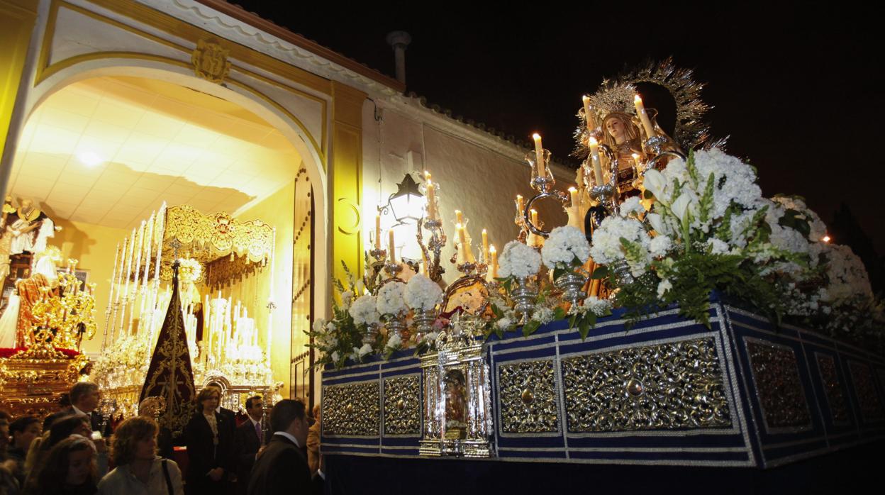 La Virgen del Rayo ante los titulares de la hermandad de Descendimiento en 2013