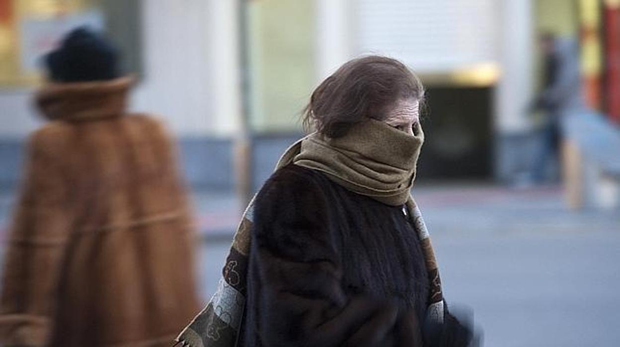 Dos mujeres caminan por la calle