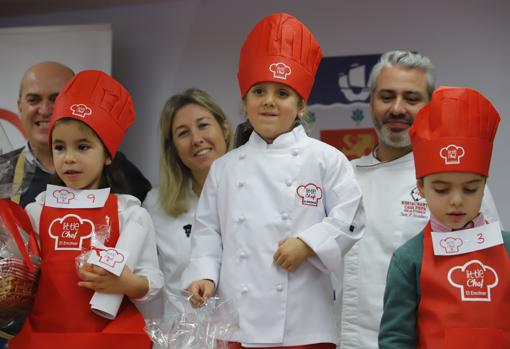 Los ganadores del concurso y detrás, el jurado profesional que les calificó