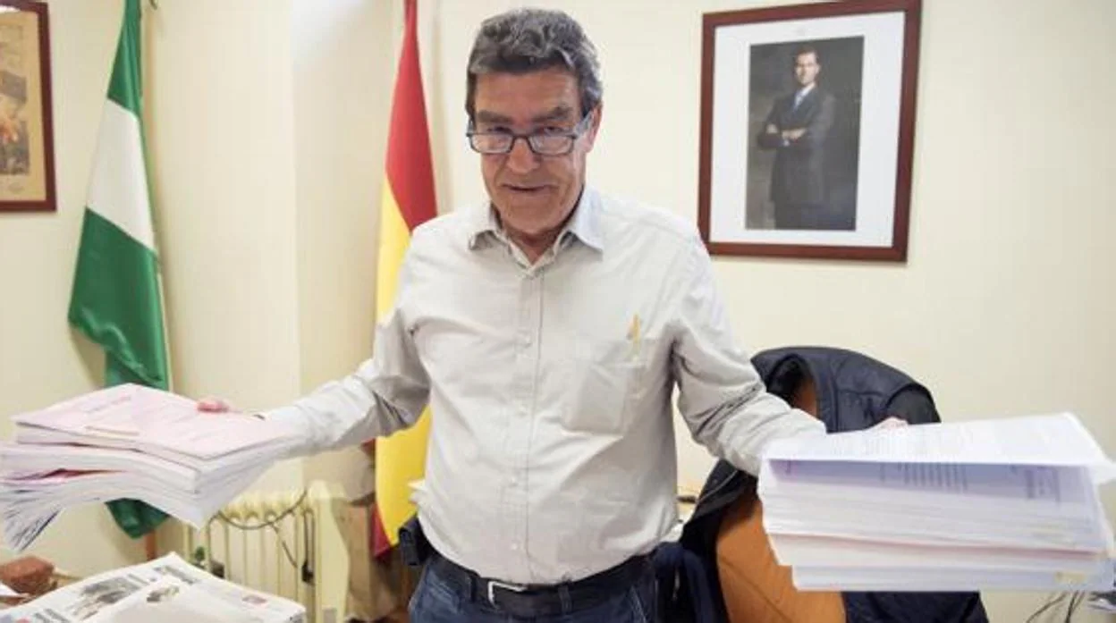 El juez de Menores Emilio Calatayud, en su despacho