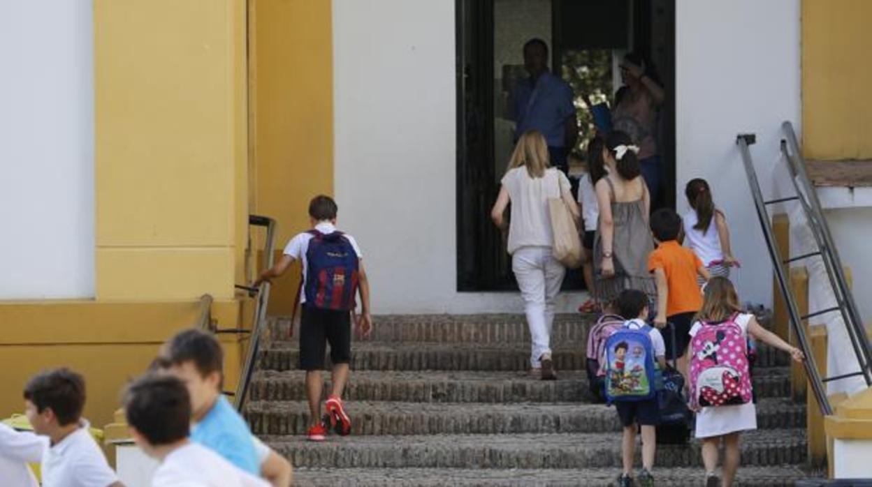 Niños entrando a un colegio en una imagen de archivo